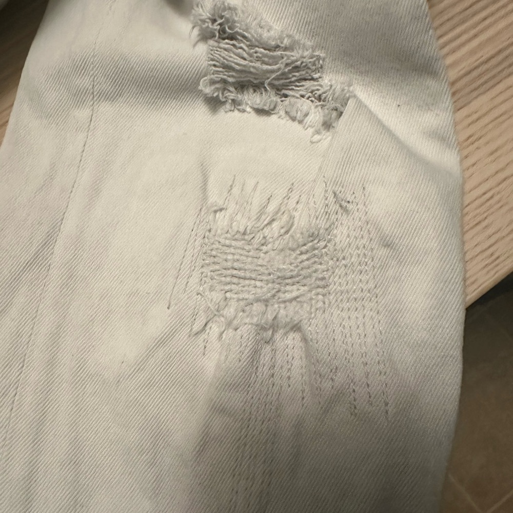 H&M Slim-Tapered Off-White Jeans
Size: 31